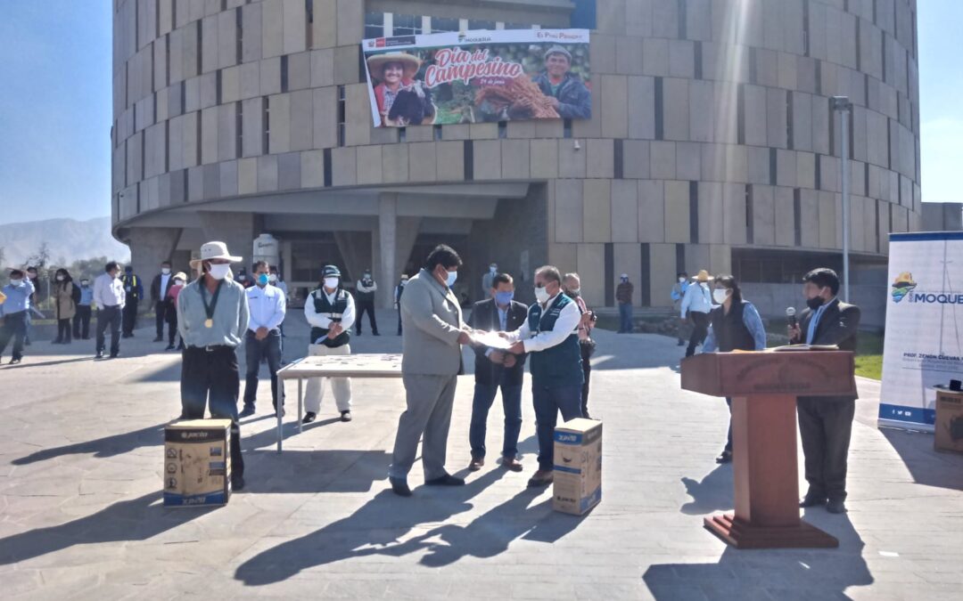 Productores de Moquegua son condecorados con la Medalla “Ministerio de Agricultura y Riego”